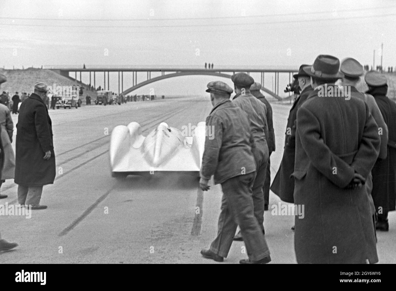 Anfahrt zum Start des Weltordnungsversuchs mit dem Mercedes Benz W 125, Deutschland 1930er Jahre. Start des Weltrekordversuchs mit dem Mercedes Benz W 125, Deutschland 1930er Jahre. Stockfoto