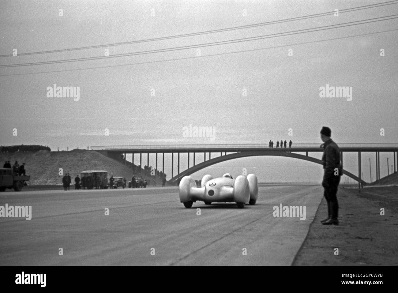 Anfahrt zum Start des Weltordnungsversuchs mit dem Mercedes Benz W 125, Deutschland 1930er Jahre. Start des Weltrekordversuchs mit dem Mercedes Benz W 125, Deutschland 1930er Jahre. Stockfoto