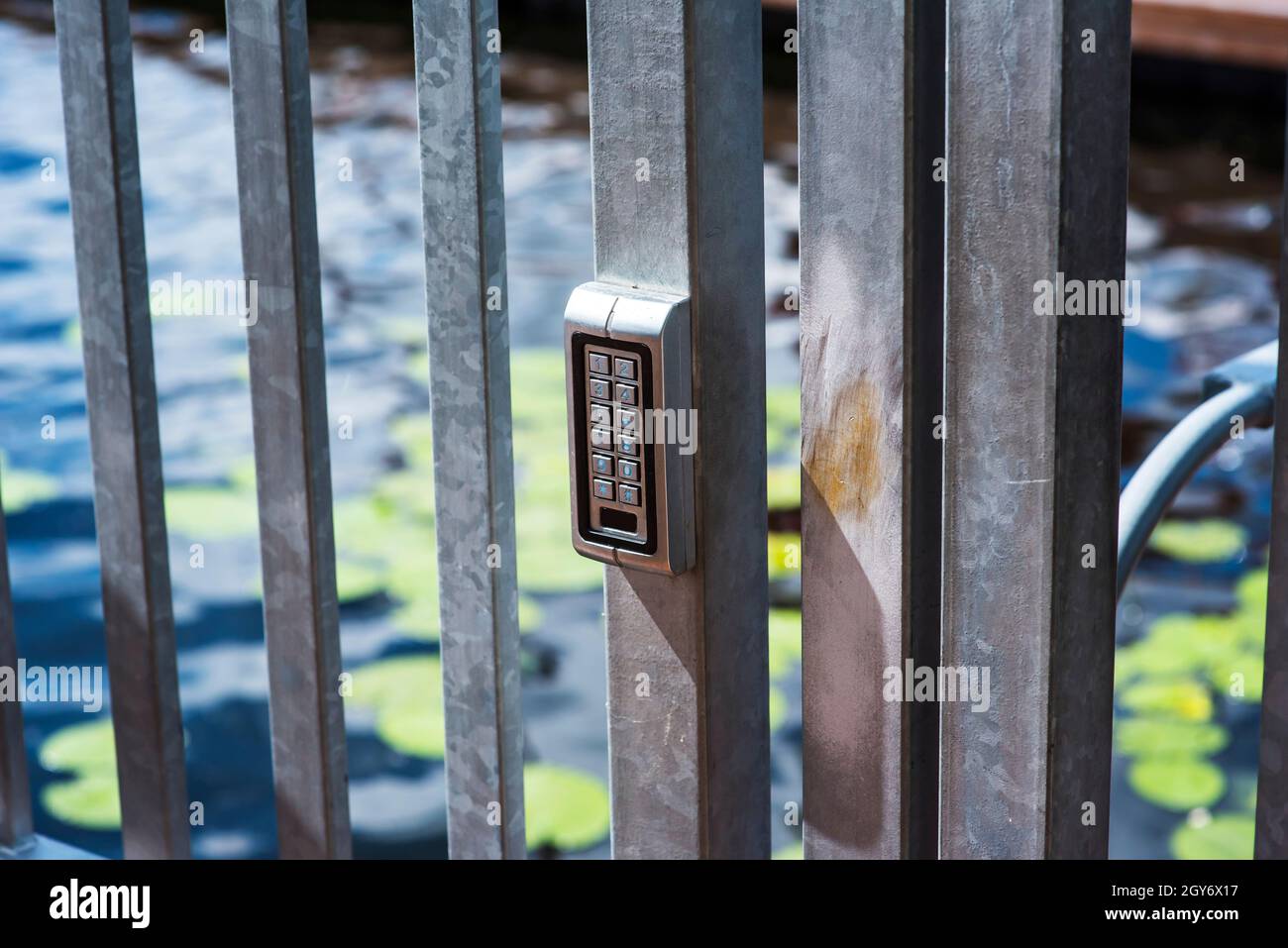 Geschlossene Serverschränke mit einem elektronischen Sensor an der Tür Stockfoto