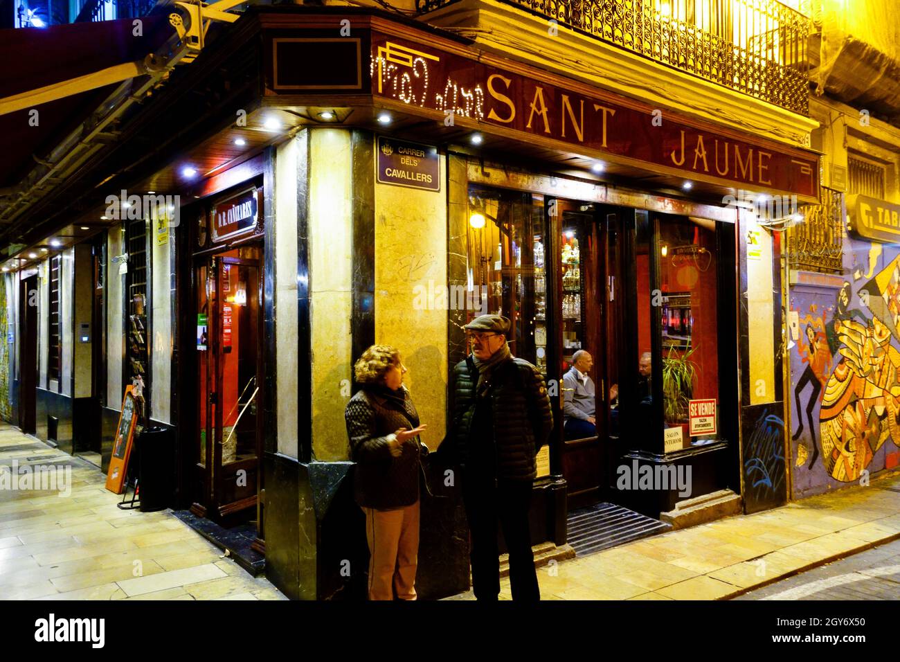 Spanien Valencia Stadt Menschen vor Bar Sant Jaume El Carmen Bezirk Stockfoto