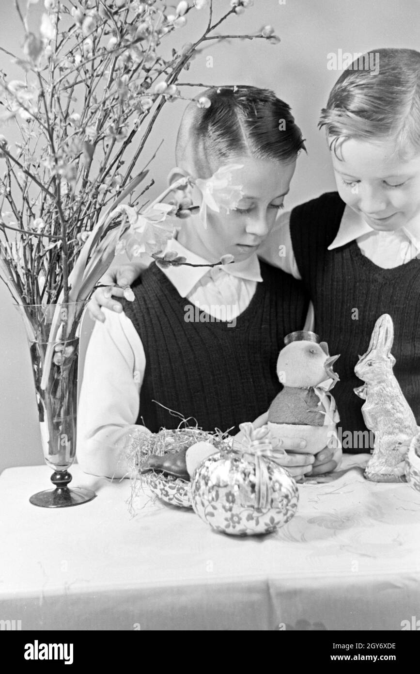 Zwei Jungen mit Ostedekoration, Deutschland 1930er Jahre. Zwei Jungs in eine Tabelle mit Ostern Dekoration, Deutschland 1930. Stockfoto