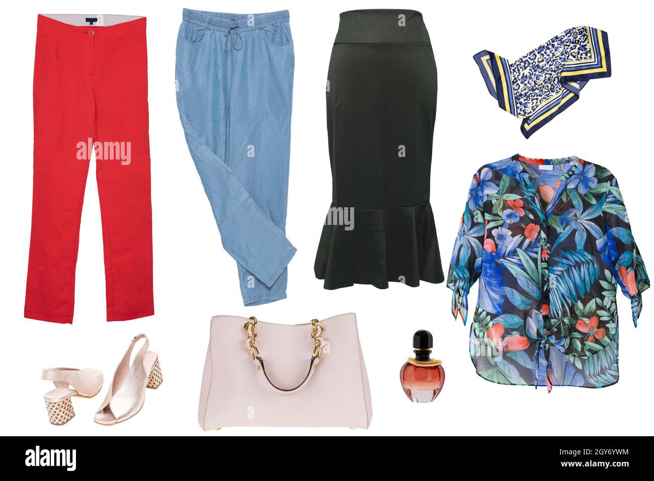 Collage Frauenkleidung. Set aus stilvollen und luxuriösen trendigen Damenhosen, einem schwarzen Sommerrock auf einer Schaufensterpuppe, Bluse, Handtasche, Schuhe und anderen Accessoires Stockfoto