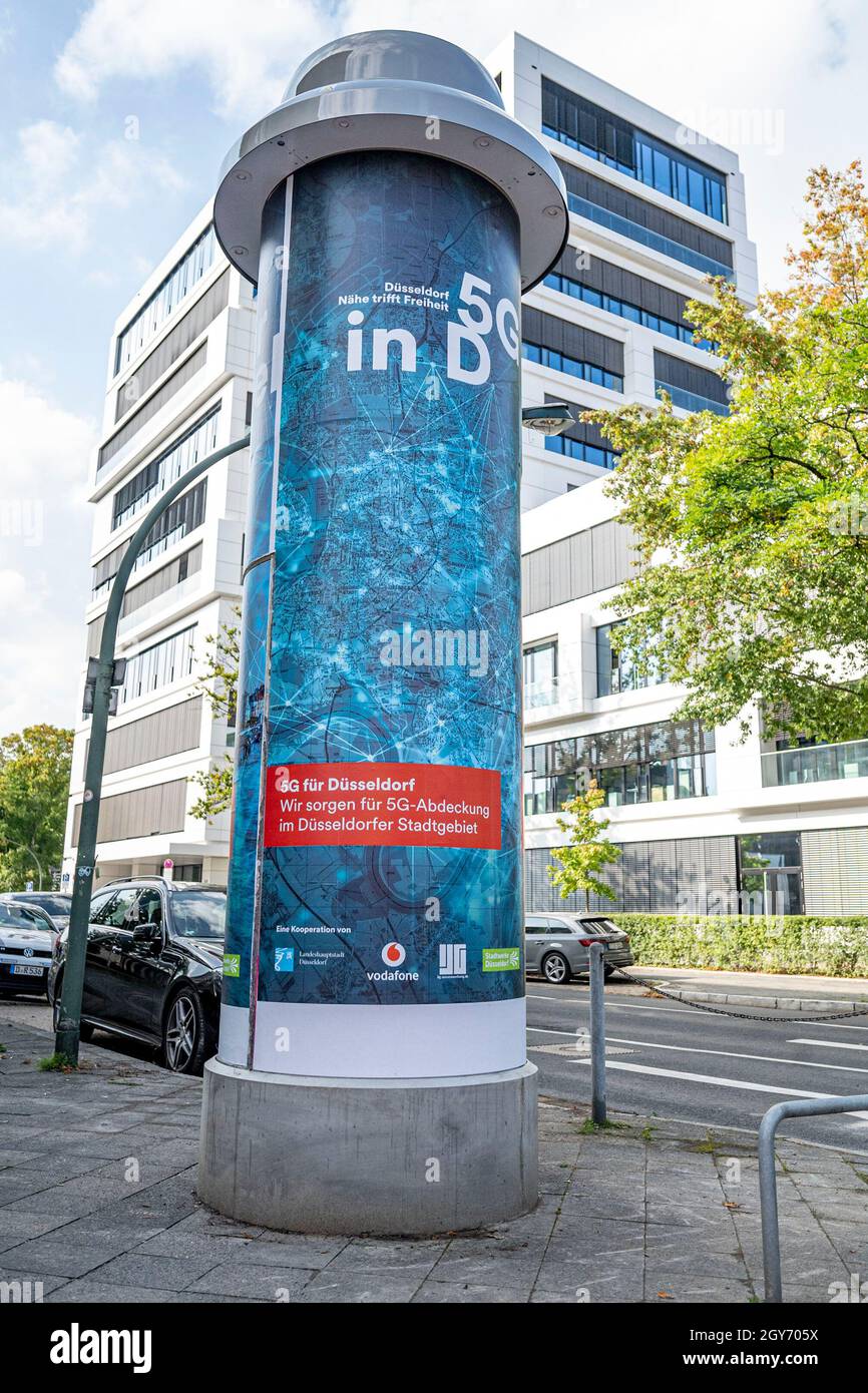 Düsseldorf, Deutschland. Oktober 2021. Eine Werbesäule mit integrierter 5G- Antenne von Vodafone. Da der Mobilfunkstandard 5G bei hohen Frequenzen nur  eine geringe Reichweite hat, benötigen Netzbetreiber vor allem in  Großstädten viele Standorte für