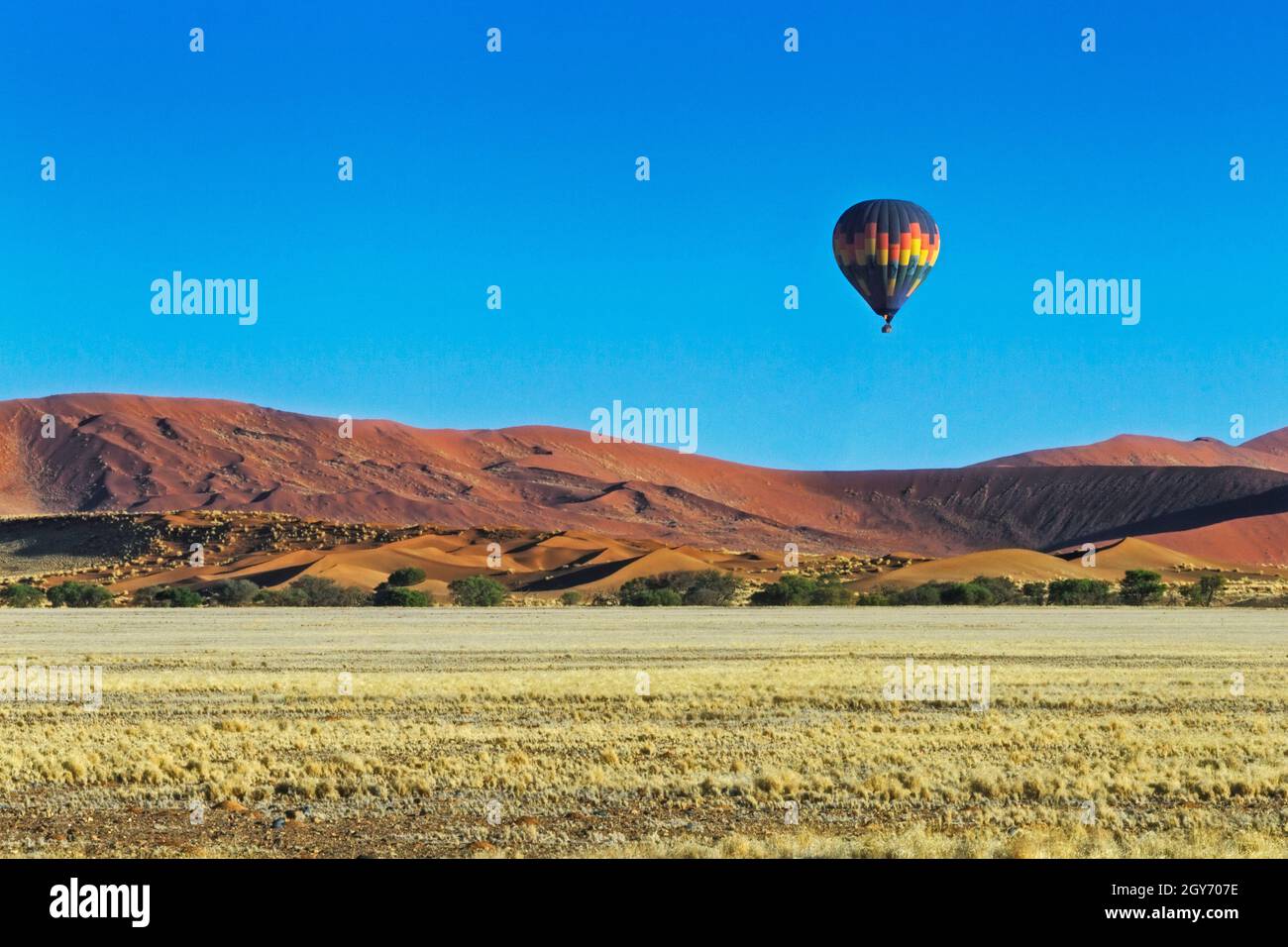 Heißluftballon schwimmt in der Namib-Wüste, Sossusvlei, Namibia, Afrika Stockfoto