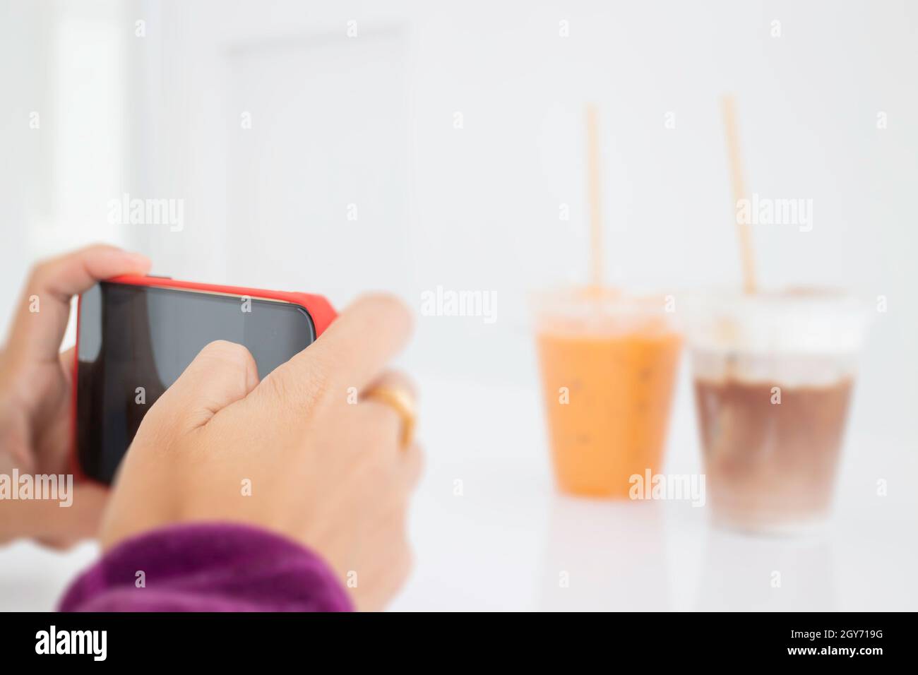 Eisgekühlte Milchgetränke im weißen Café, Stockfoto Stockfoto