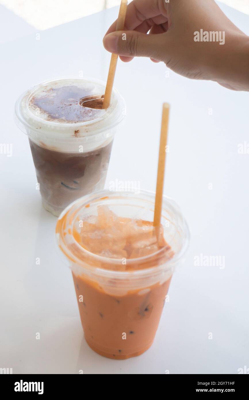 Eisgekühlte Milchgetränke im weißen Café, Stockfoto Stockfoto