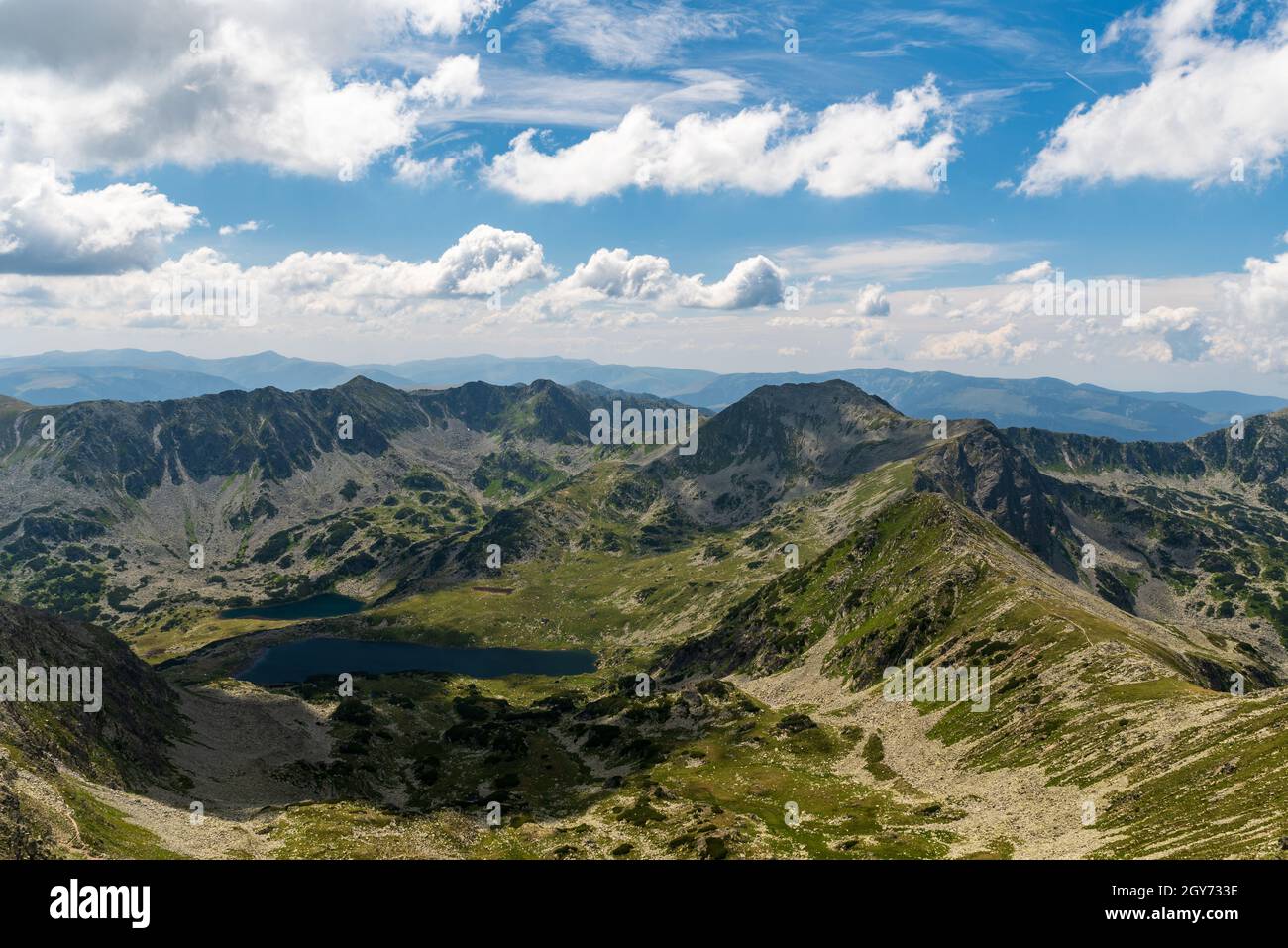 Bucura See mit Gipfeln rund von Varful Peleaga Berggipfel in Retezat Berge in Rumänien Stockfoto