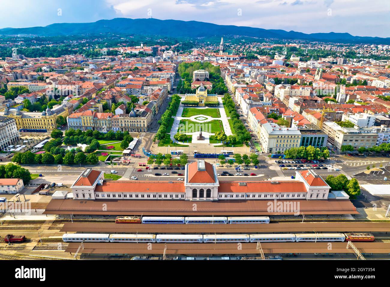 Zagreb Hauptbahnhof und Lenuci Horseshoe. Grüne Zone von Zagreb historischen Stadtzentrum Luftaufnahme, berühmte Wahrzeichen der Hauptstadt von Kroatien Stockfoto