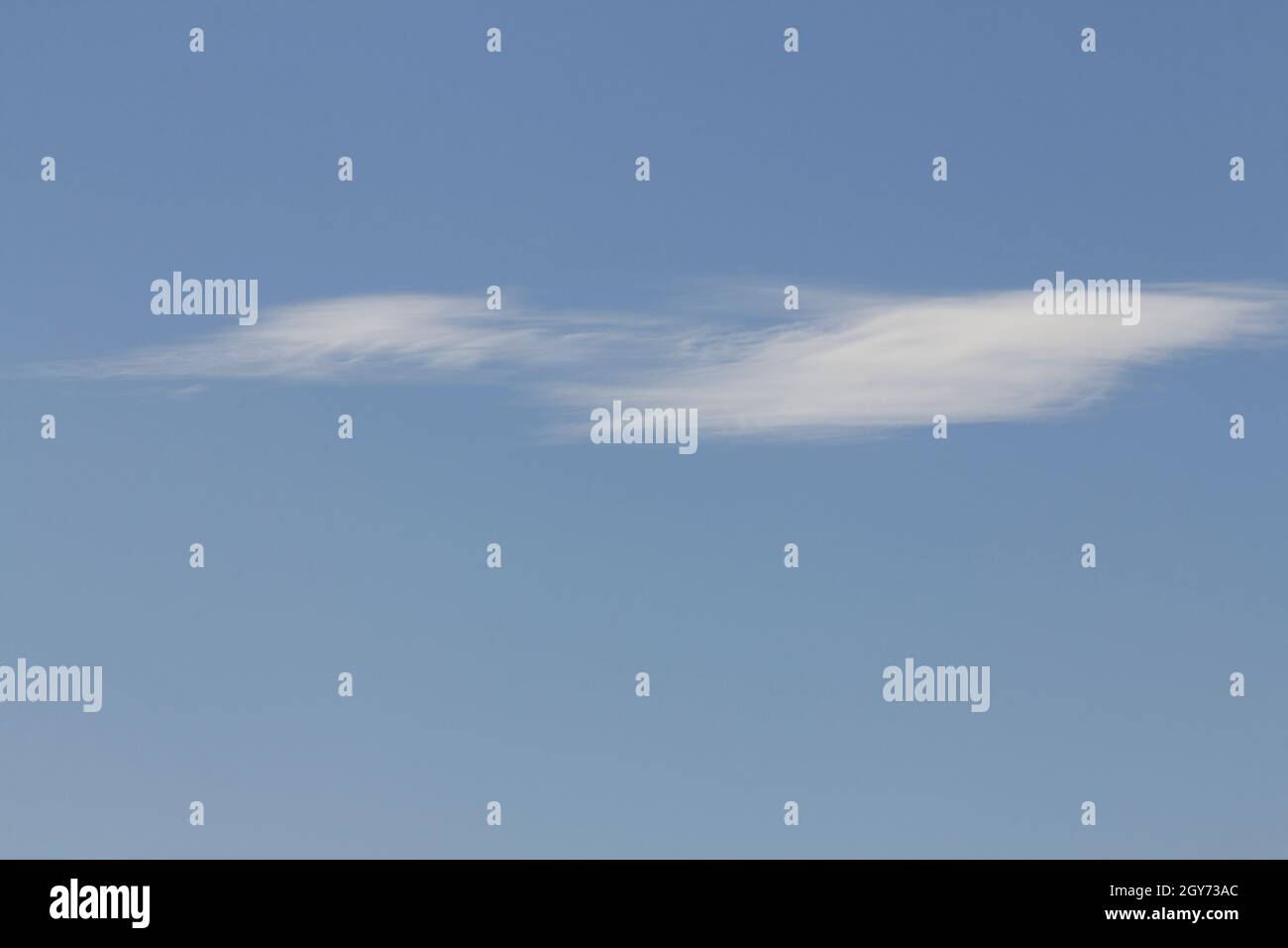 Blauer Himmel mit Wolke für Hintergrund- oder Composite-Bilder august UK 2021 weißgraue Wolke auf einfachem blauem Himmel im Landschaftsformat Stockfoto