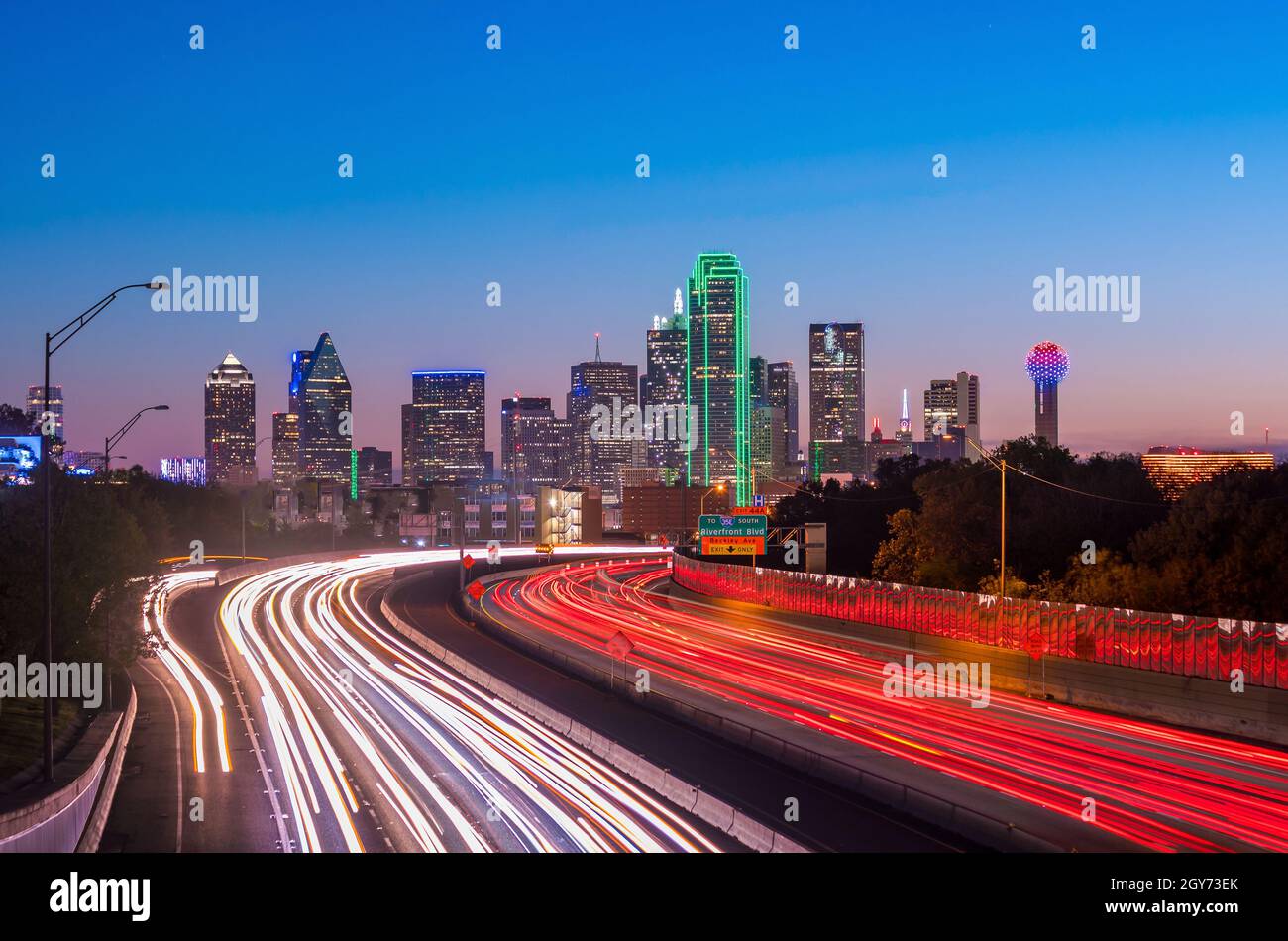 Skyline von Dallas in der Dämmerung, Texas, USA Stockfoto