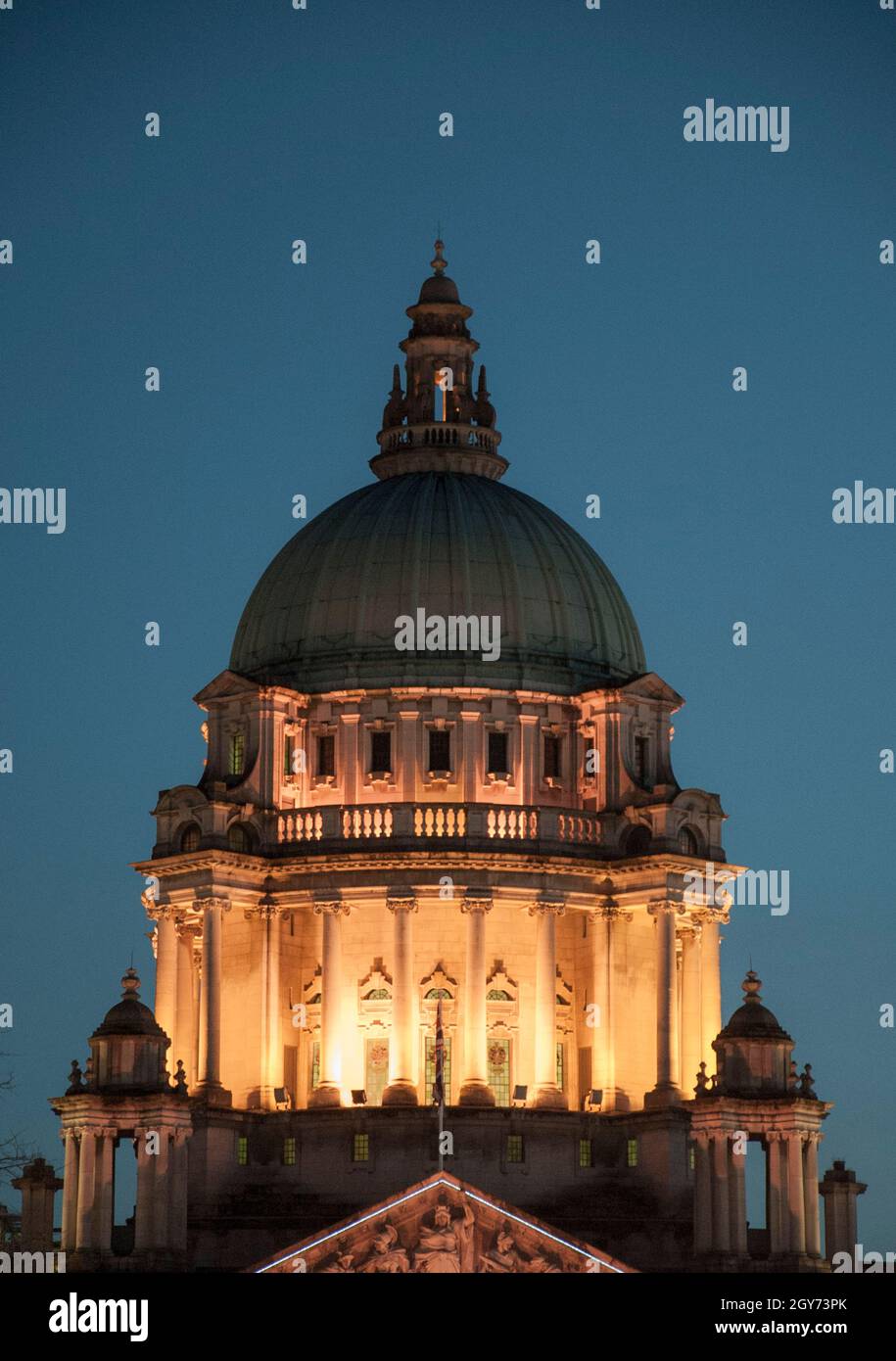 Nachtaufnahme des Rathauses in Belfast, Nordirland Stockfoto