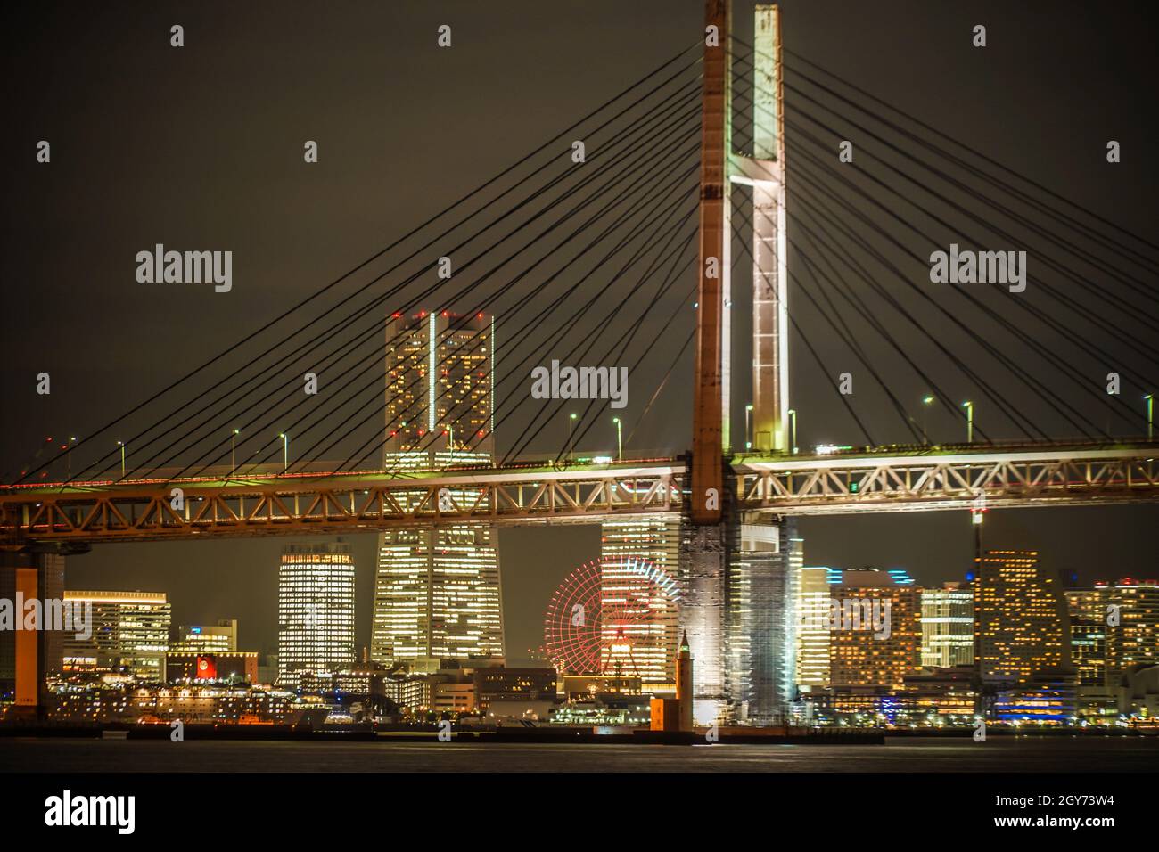 Yokohama Bay Bridge und Yokohama Minato Mirai mit Blick auf die Nacht. Drehort: Yokohama-Stadt kanagawa Präfektur Stockfoto