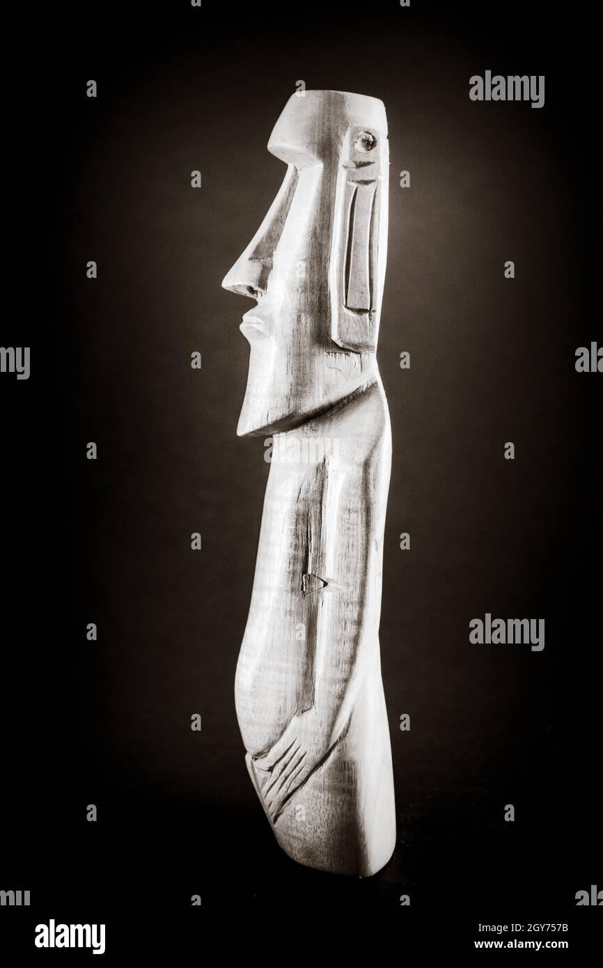 Traditionelle Holzstatue eines Moai von der Osterinsel. Schwarz und Weiß. Stockfoto