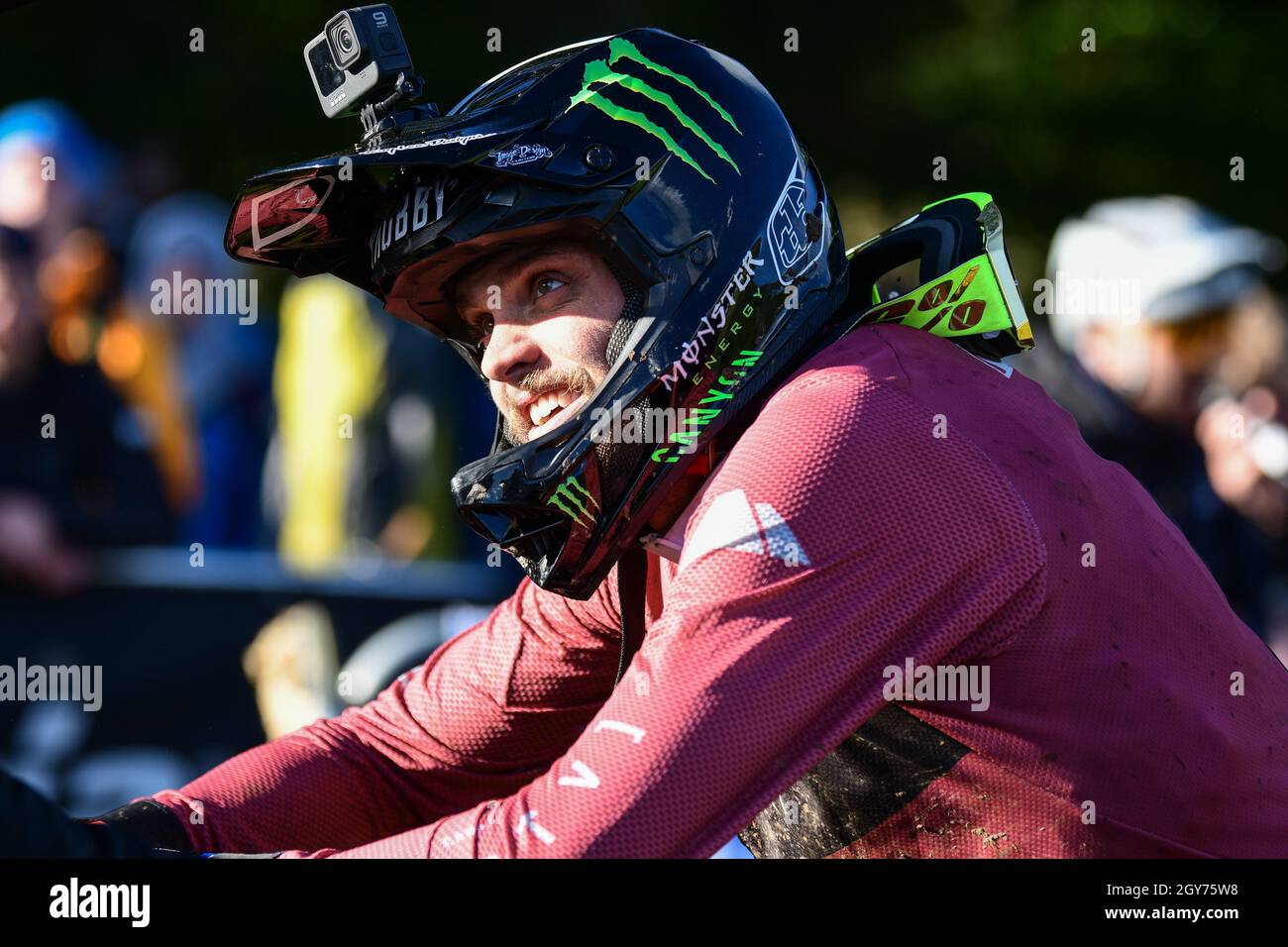 Jack Moir Enduro-Mountainbike-Athlet und EWS-Gesamttitel 2021 am Ende der letzten Etappe und Ende der Saison 2021 im Tweed Valley, Schottland Stockfoto