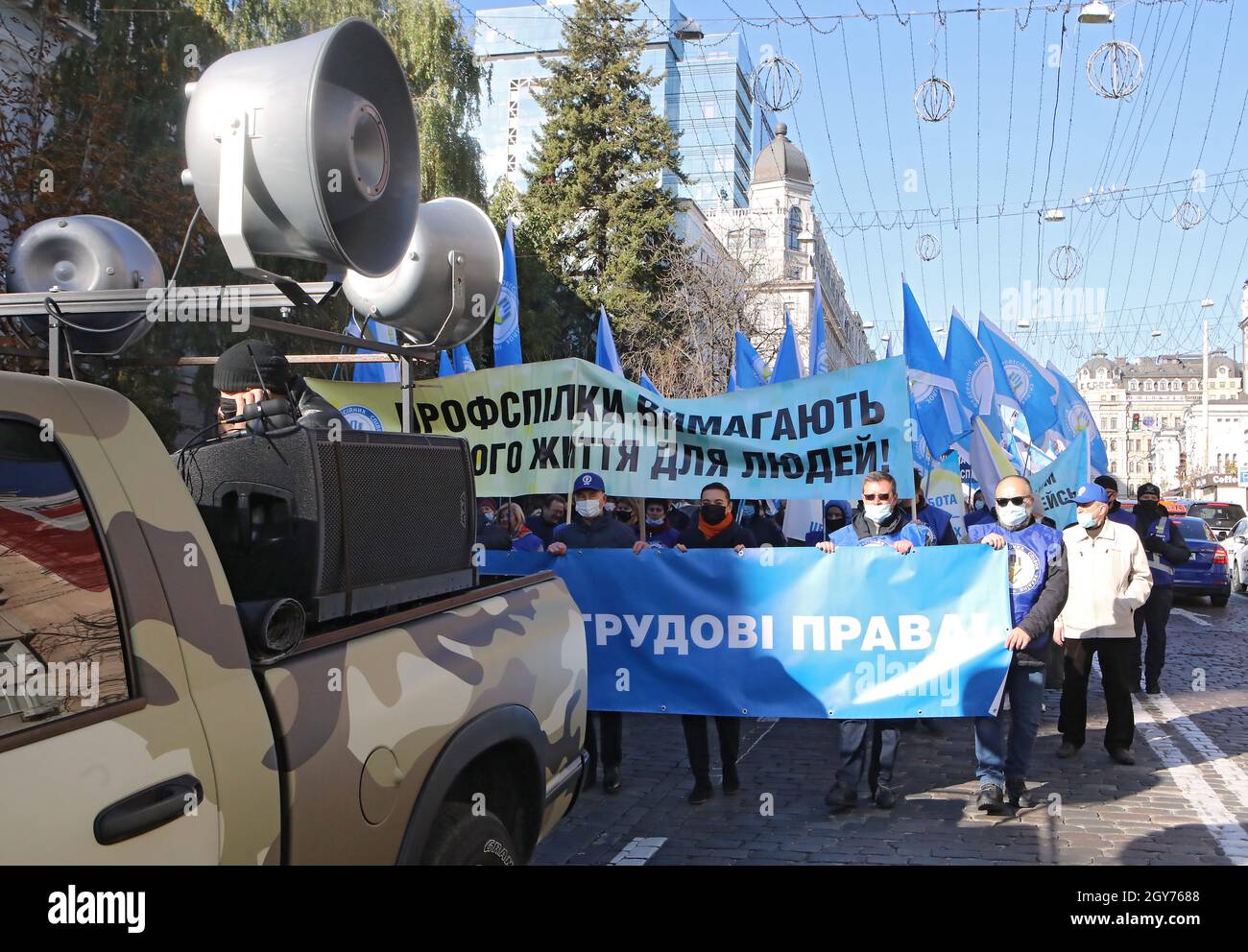 KIEW, UKRAINE - 07. OKTOBER 2021 - Vertreter des Gewerkschaftsbundes der Ukraine tragen Banner während einer ganzen ukrainischen Massenproteste-Aktion zur Verteidigung der Arbeitnehmerrechte, Kiew, Hauptstadt der Ukraine.Quelle: Ukrinform/Alamy Live News Stockfoto