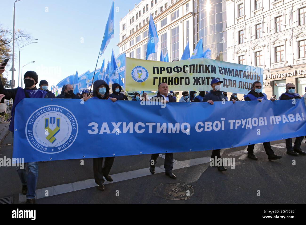 KIEW, UKRAINE - 07. OKTOBER 2021 - Vertreter des Gewerkschaftsbundes der Ukraine tragen Banner während einer ganzen ukrainischen Massenproteste-Aktion zur Verteidigung der Arbeitnehmerrechte, Kiew, Hauptstadt der Ukraine.Quelle: Ukrinform/Alamy Live News Stockfoto