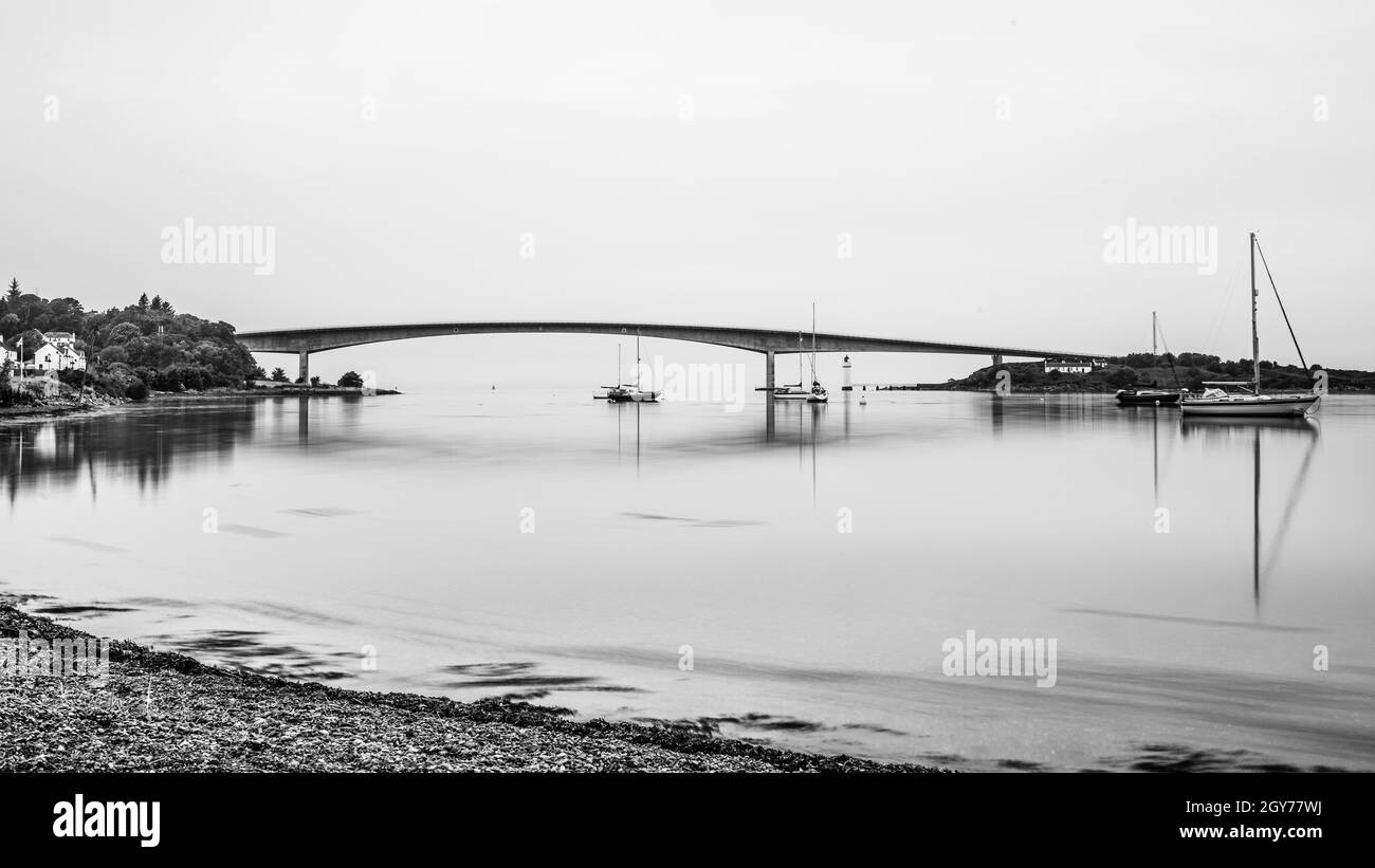 Ruhe und Stille der stillen Gewässer unter der Skye Bridge in den schottischen Highlands Stockfoto