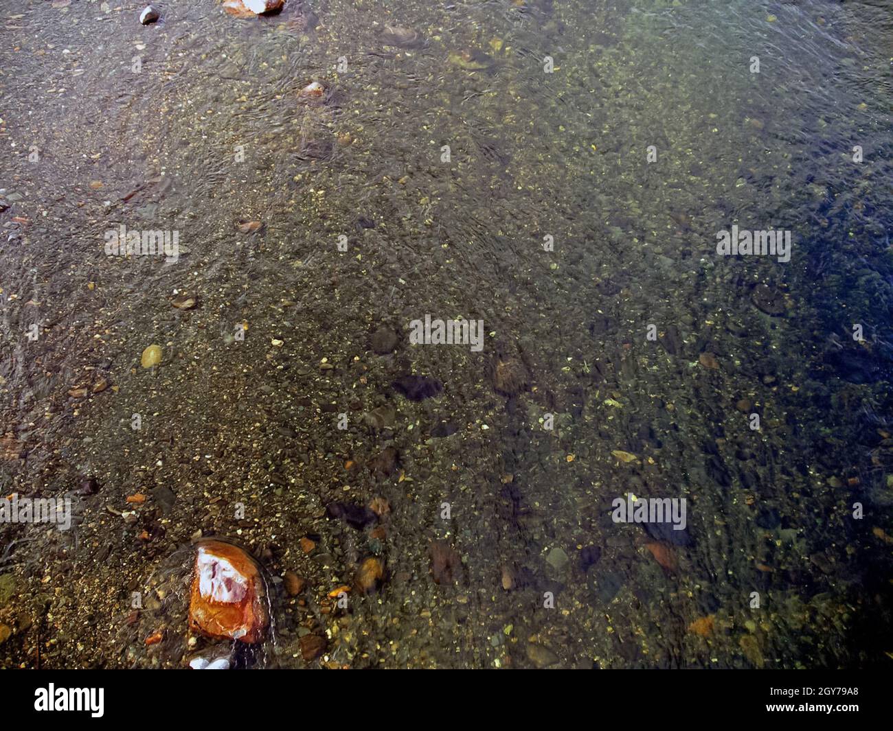 Ströme von Wasser in einen kleinen Fluss. Die Strömung von Wasser