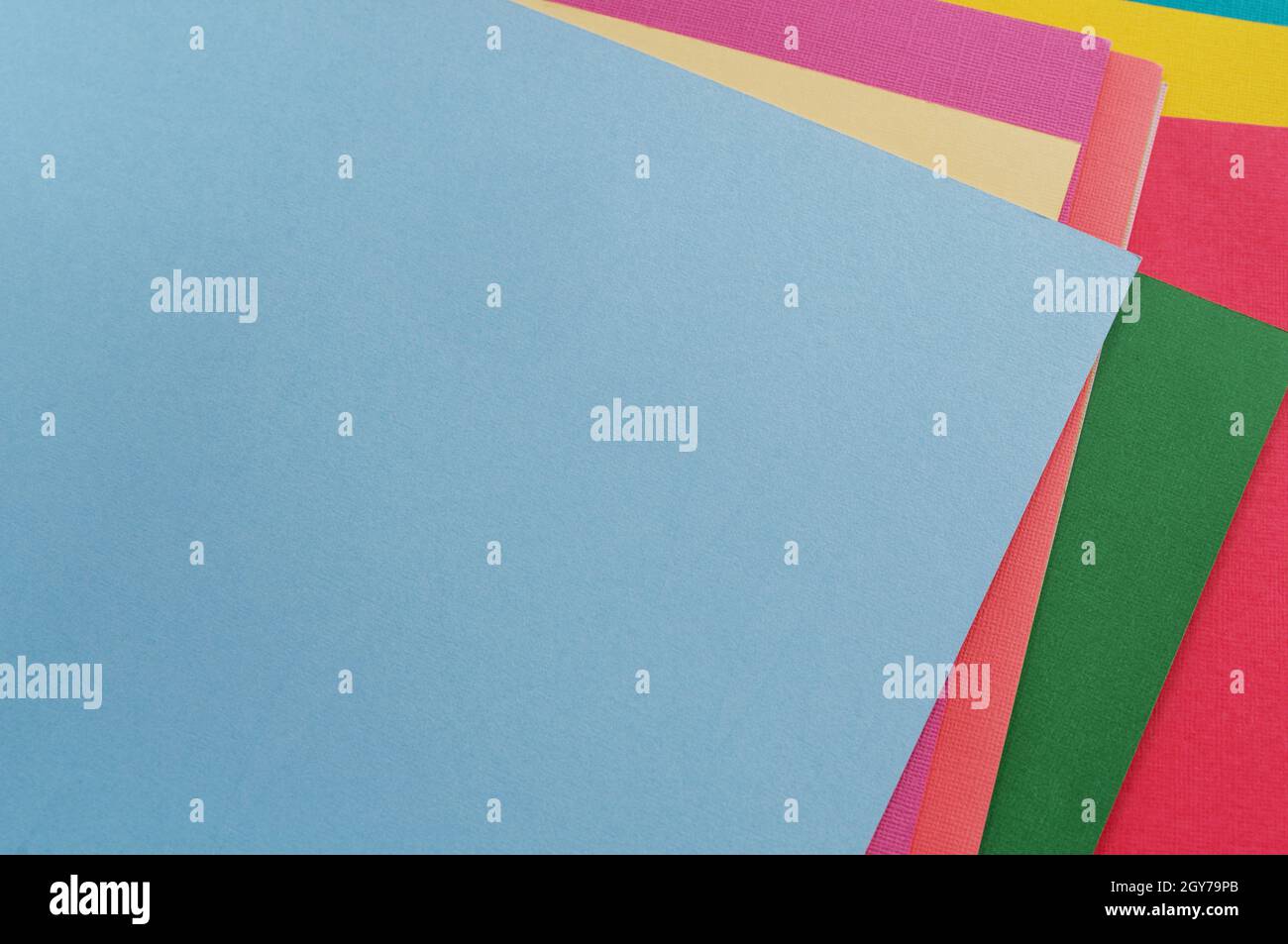 Mehrfarbiges abstraktes Papier aus Pastellfarben Palette, mit geometrischer Form, flach legen. Stockfoto