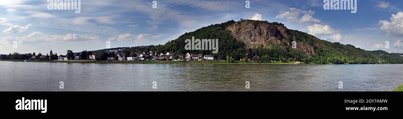 Blick von Remagen über den Rhein auf die Erpeler Ley, einen Basaltfelsen im Mittelrheintal, Remagen, Rheinland-Pfalz, Deutschland Stockfoto