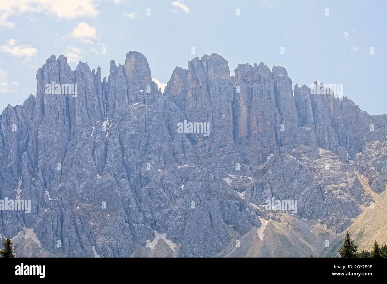 Die Dolomiten. Die Dolomiten sind ein Gebirgsmassiv im Nordosten Italiens. Sie sind Teil der südlichen Kalkalpen und erstrecken sich von der Etsch aus Stockfoto