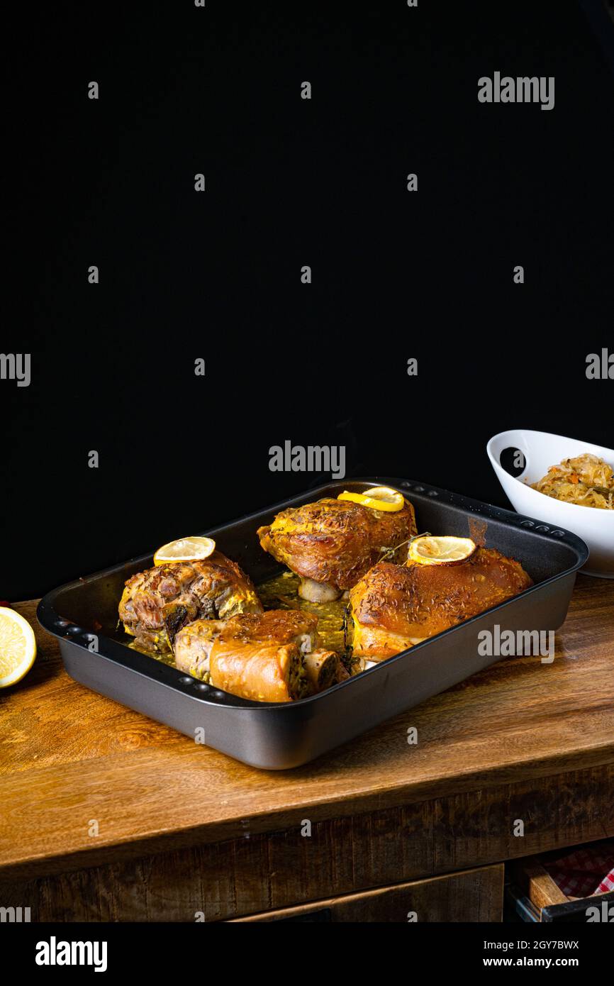 Knusprig gebratene Schweineknöchel aus dem Ofen Stockfoto