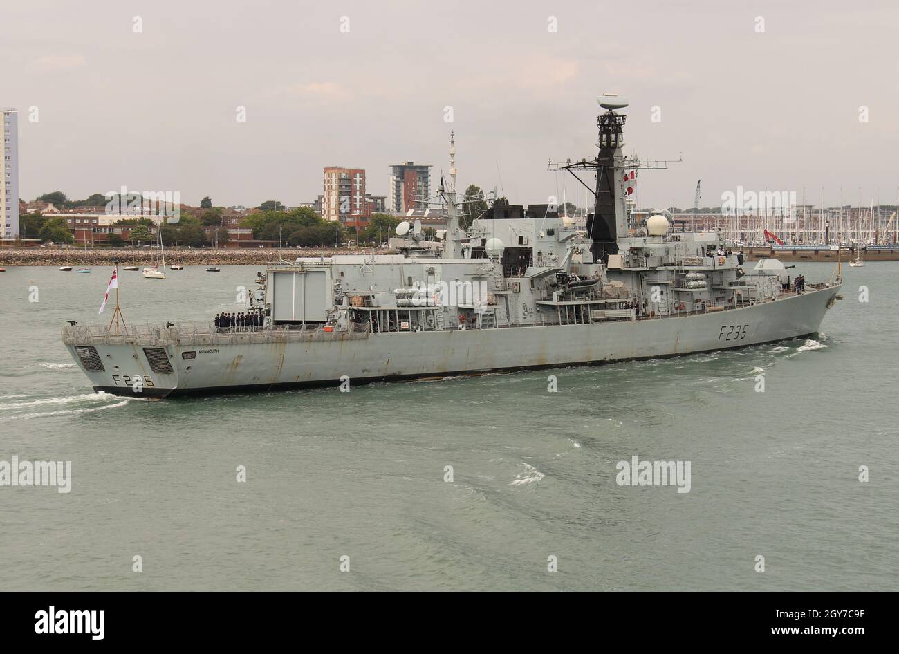 Die Königliche Navy Duke Klasse Typ 23 Fregatte HMS MONMOUTH (F235) kommt am Marinestützpunkt an Stockfoto