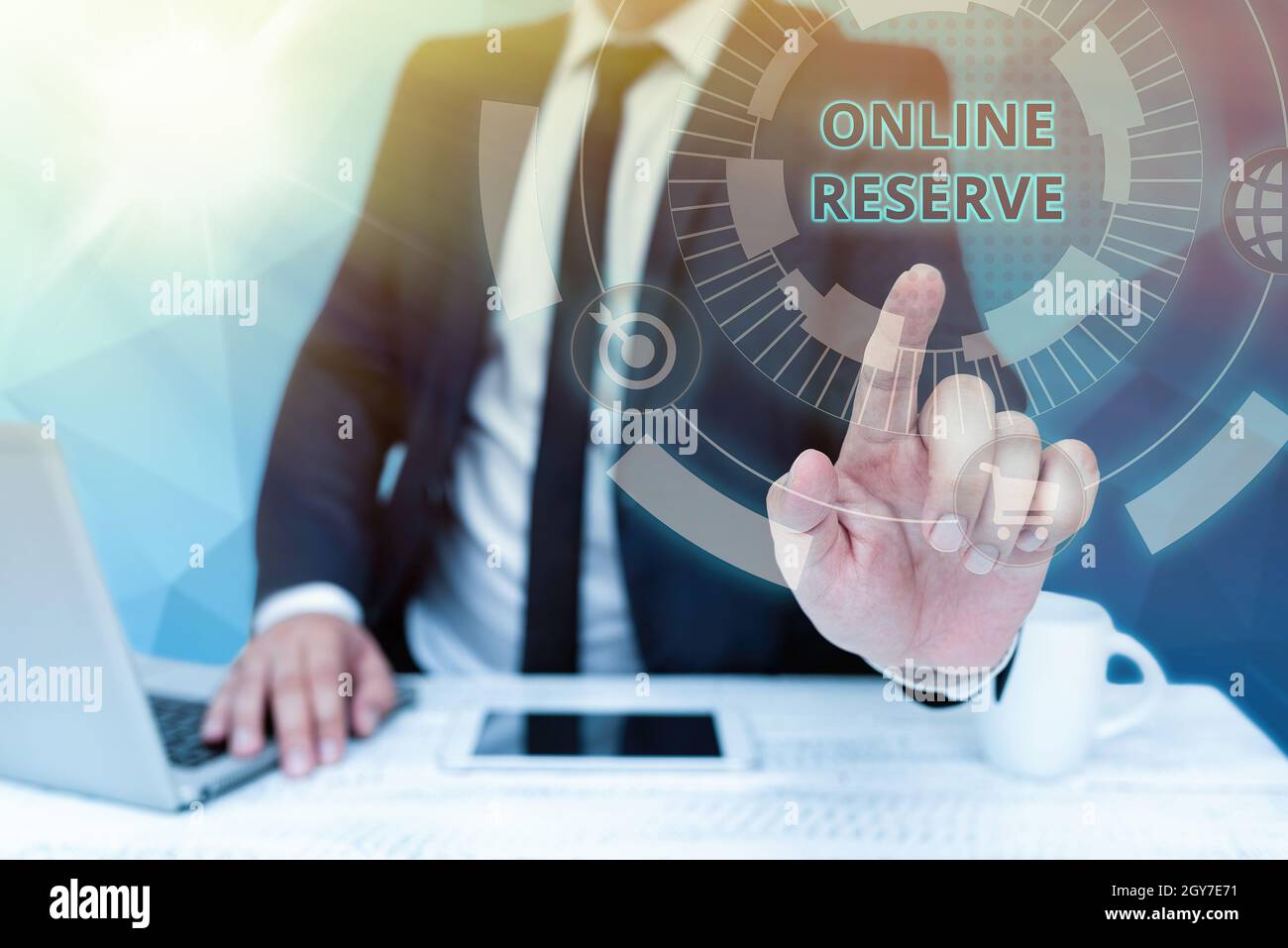 Schreiben Anzeige Text Online Reserve, Business Showcase ermöglicht es den Kunden zu buchen, indem sie die Verfügbarkeit überprüfen Bussiness man Sitting Desk Laptop und Stockfoto