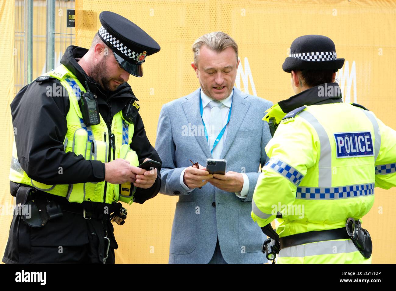 Polizeibeamte mit einem Delegierten auf der Konferenz der Konservativen Partei in Manchester im Oktober 2021 Stockfoto