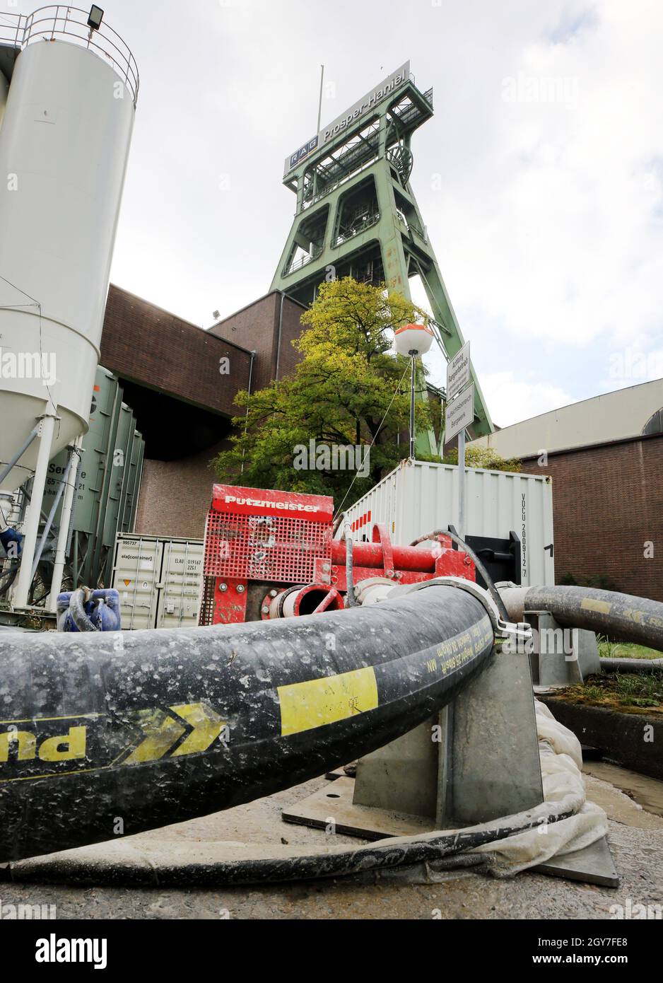 Bottrop, Deutschland. Oktober 2021. Beton wird mit langen Schläuchen zum Wickelturm am Schacht 2 der Prosper-Haniel-Kolonie gepumpt. Etwa drei Jahre nach der Schließung der letzten beiden Schächte der Prosper-Haniel-Kolonie wird nun mit der Rückfüllung der Schächte begonnen. Quelle: Roland Weihrauch/dpa/Alamy Live News Stockfoto