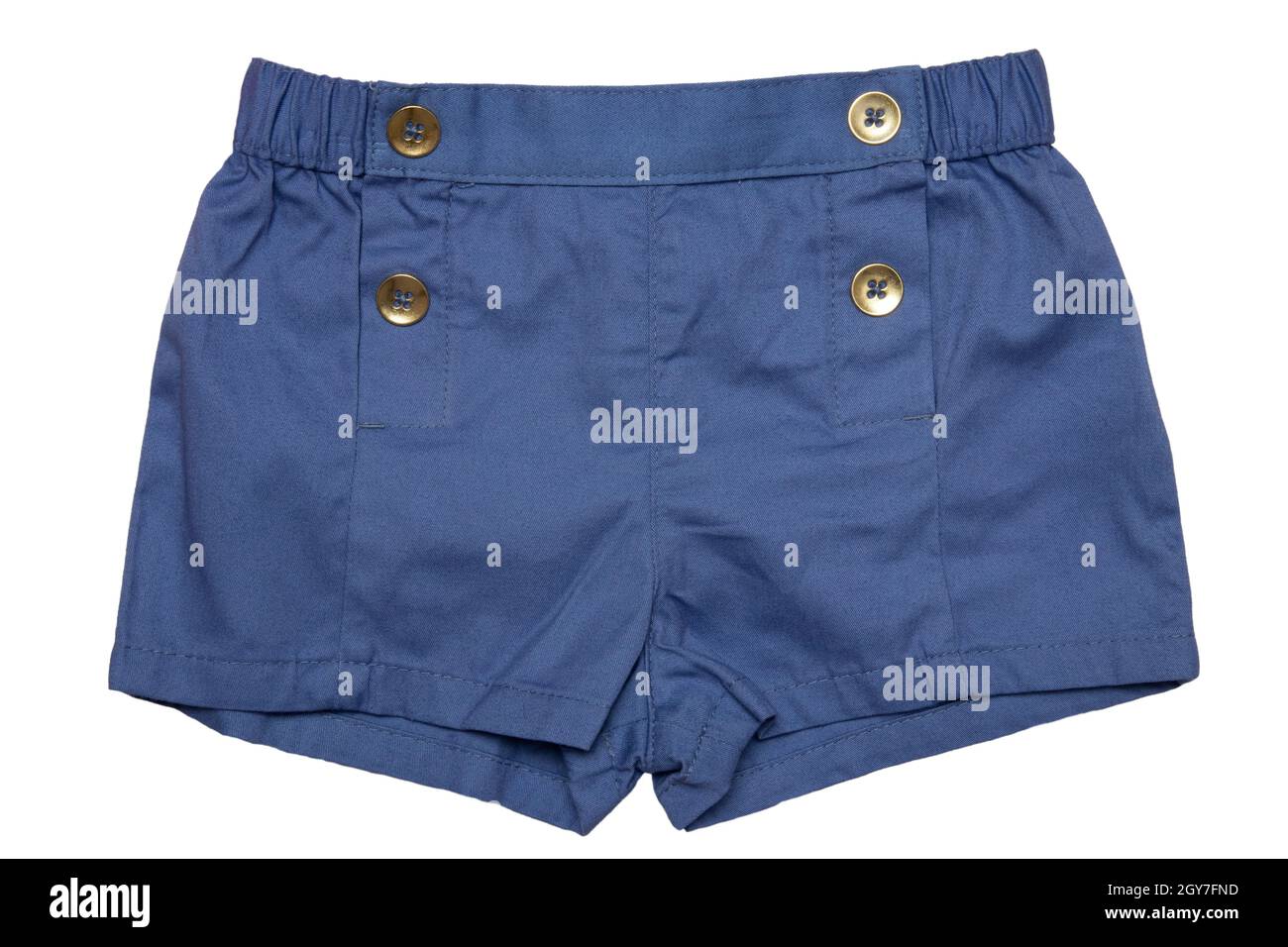 Sommershorts isoliert. Nahaufnahme einer modischen, blauen kurzen Hose mit vier modischen Knöpfen für das kleine Mädchen, isoliert auf einem weißen B Stockfoto