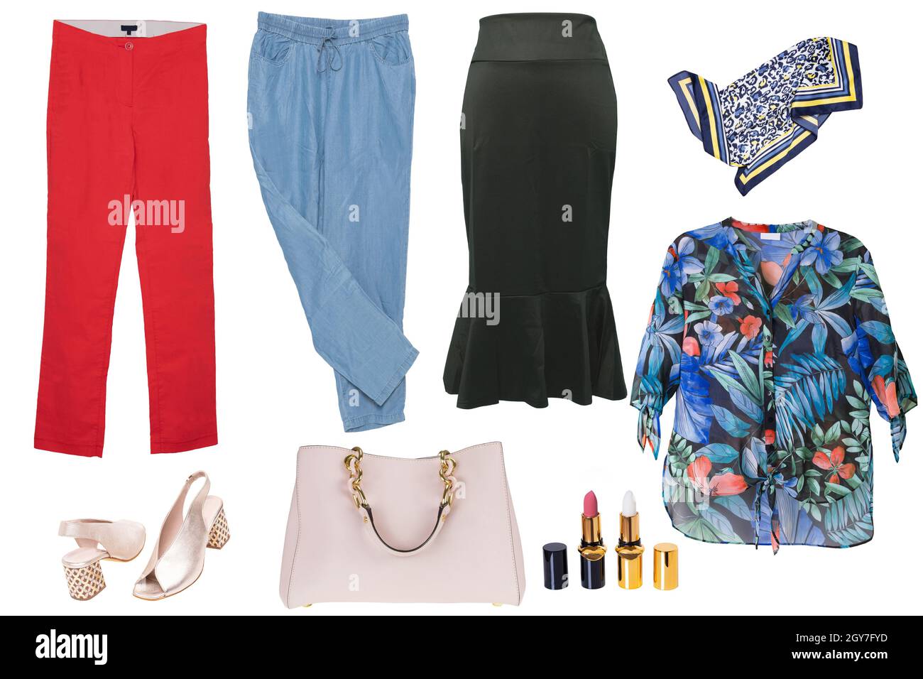 Collage Frauenkleidung. Set aus stilvollen und luxuriösen trendigen Damenhosen, einem schwarzen Sommerrock auf einer Schaufensterpuppe, Bluse, Handtasche, Schuhe und anderen Accessoires Stockfoto