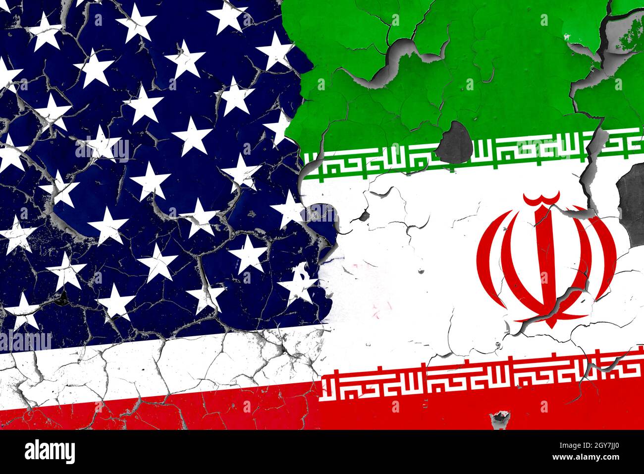 Flaggen der USA und des Iran an der alten Mauer am Seil/usa iran Kriegskonzept. Stockfoto