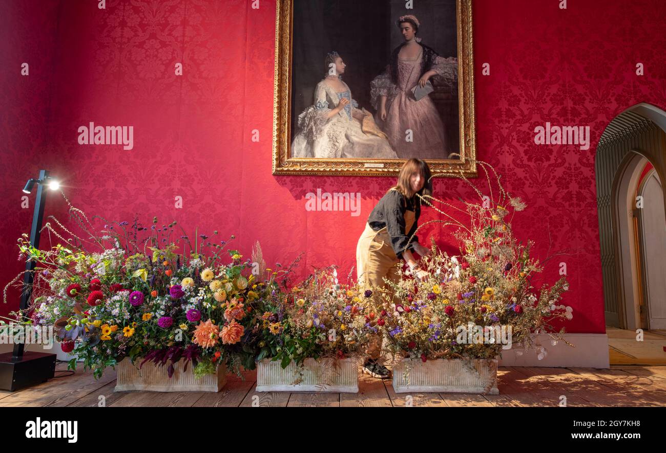 Strawberry Hill House, Twickenham, London, Großbritannien. 7. Oktober 2021. Das dritte Blumenfestival wird am 8-10. Oktober im Strawberry Hill House, der gotischen Villa von Horace Walpole, eröffnet und bietet erneut eine wunderschöne Kulisse, um Blumenmotive zu präsentieren, die auf Vielfalt und Vielseitigkeit der britischen einheimischen Blumen und Blätter setzen. Quelle: Malcolm Park/Alamy Live News Stockfoto