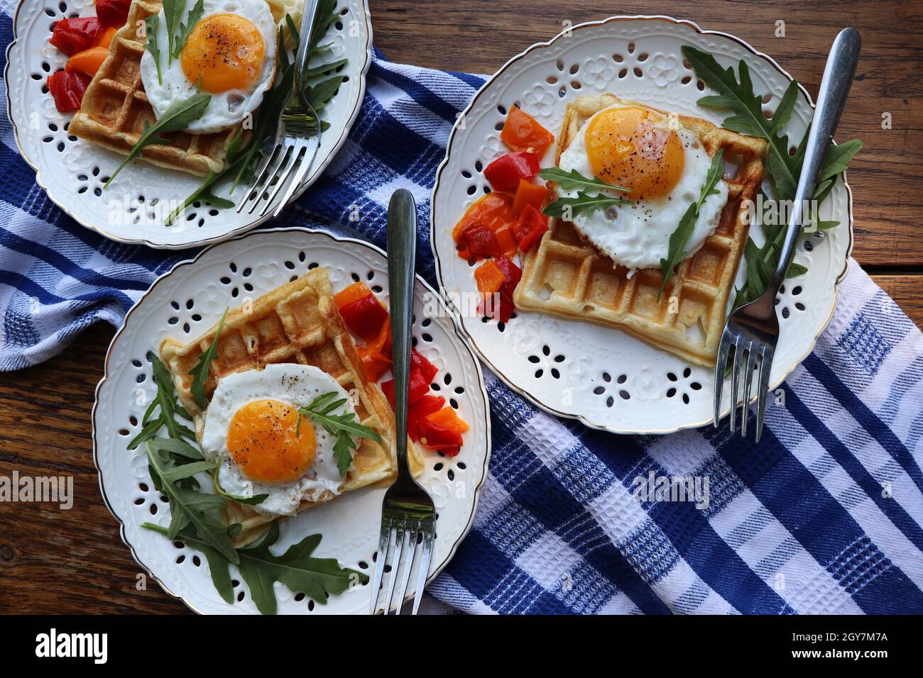 Gesundes Frühstück. Frisch zubereitetes, leckeres Gericht mit Eiern und Gemüse. Glutenfreie Buchweizen-Waffeln mit Spiegelei. Draufsicht . Stockfoto