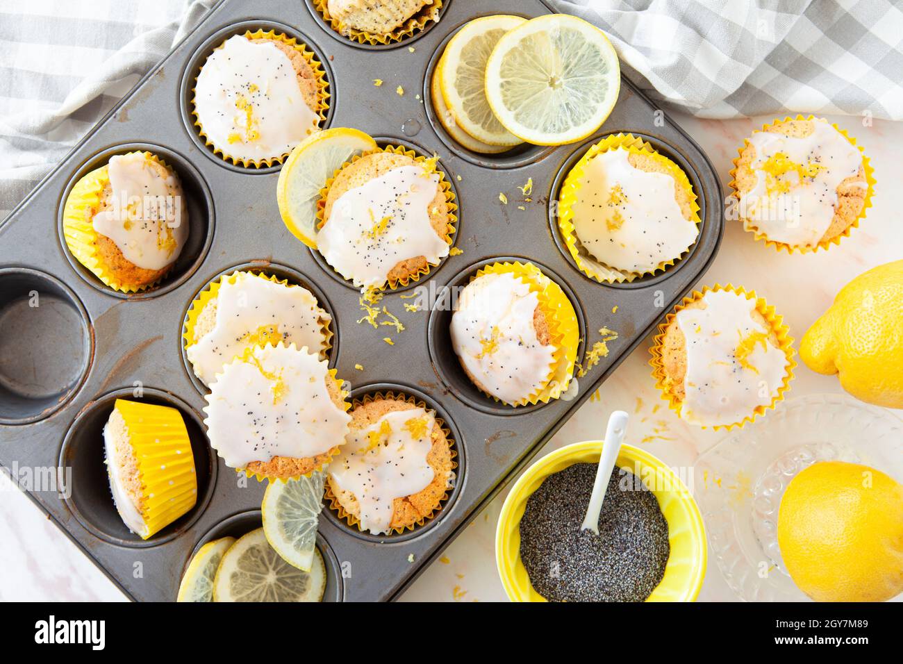 Leckere Muffins mit Mohn und frischer Zitrone Stockfoto