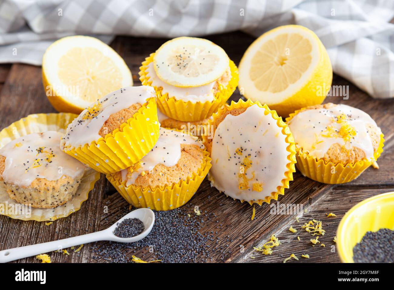 Leckere Muffins mit Mohn und frischer Zitrone Stockfoto