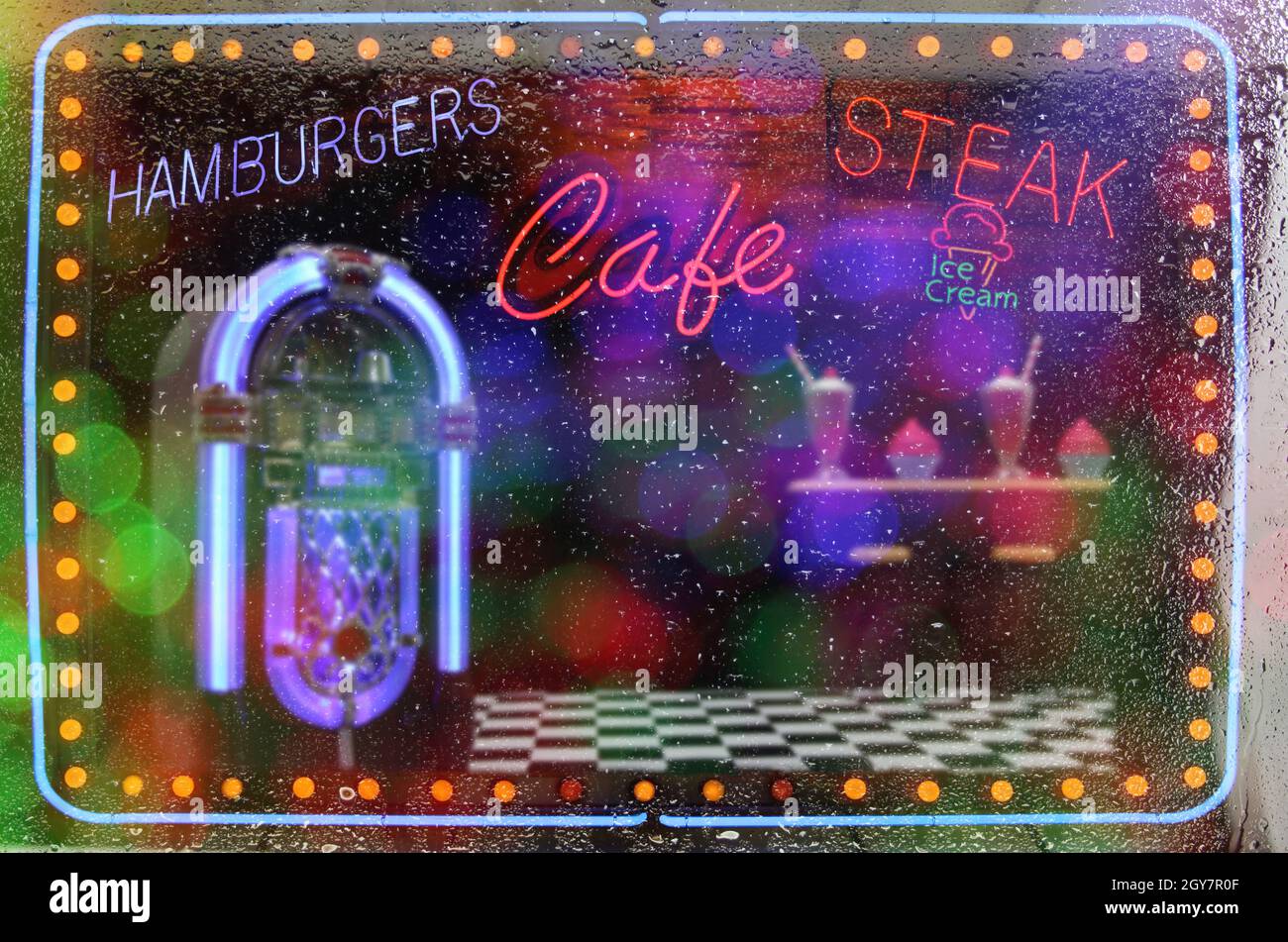 Neon-Schilder Cafe Photo Regenfenster Aus Verbundmaterial Stockfoto