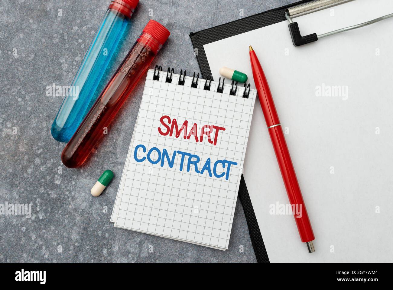 Hand schreiben Zeichen Smart Contract, Konzept bedeutet digitale Vereinbarung, um den Transfer von digitalen Währungen zu steuern Schreiben Rezept Medizin Labora Stockfoto