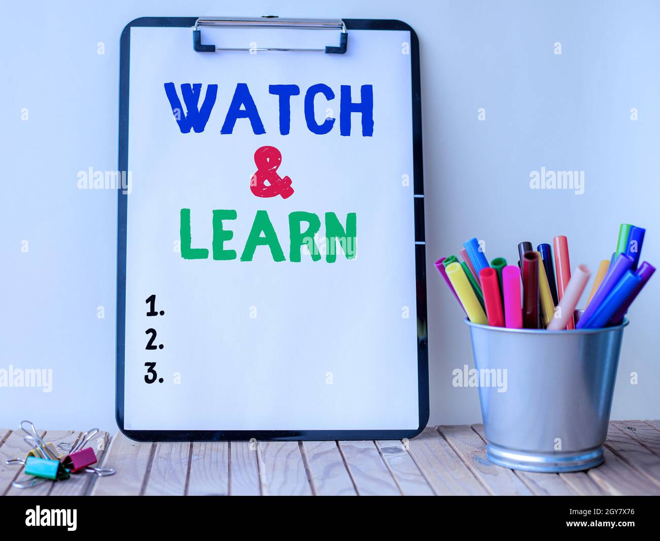 Textschild mit „Watch and Learn“, „Business Concept“, das eine Aktion oder Ideen zur Vorgehensweise zeigt, inspirierendes Business-Technologie-Konzept mit Witz Stockfoto