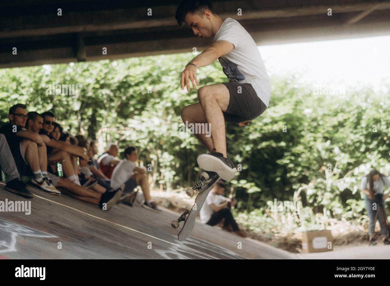 SARAJEVO, BOSNIEN UND HERZEGOWINA - 20. Jun 2021: Ein Teenager fährt im Skatepark unter der Brücke in Sarajevo, Bosnien und Herzegowina, Skateboarden Stockfoto