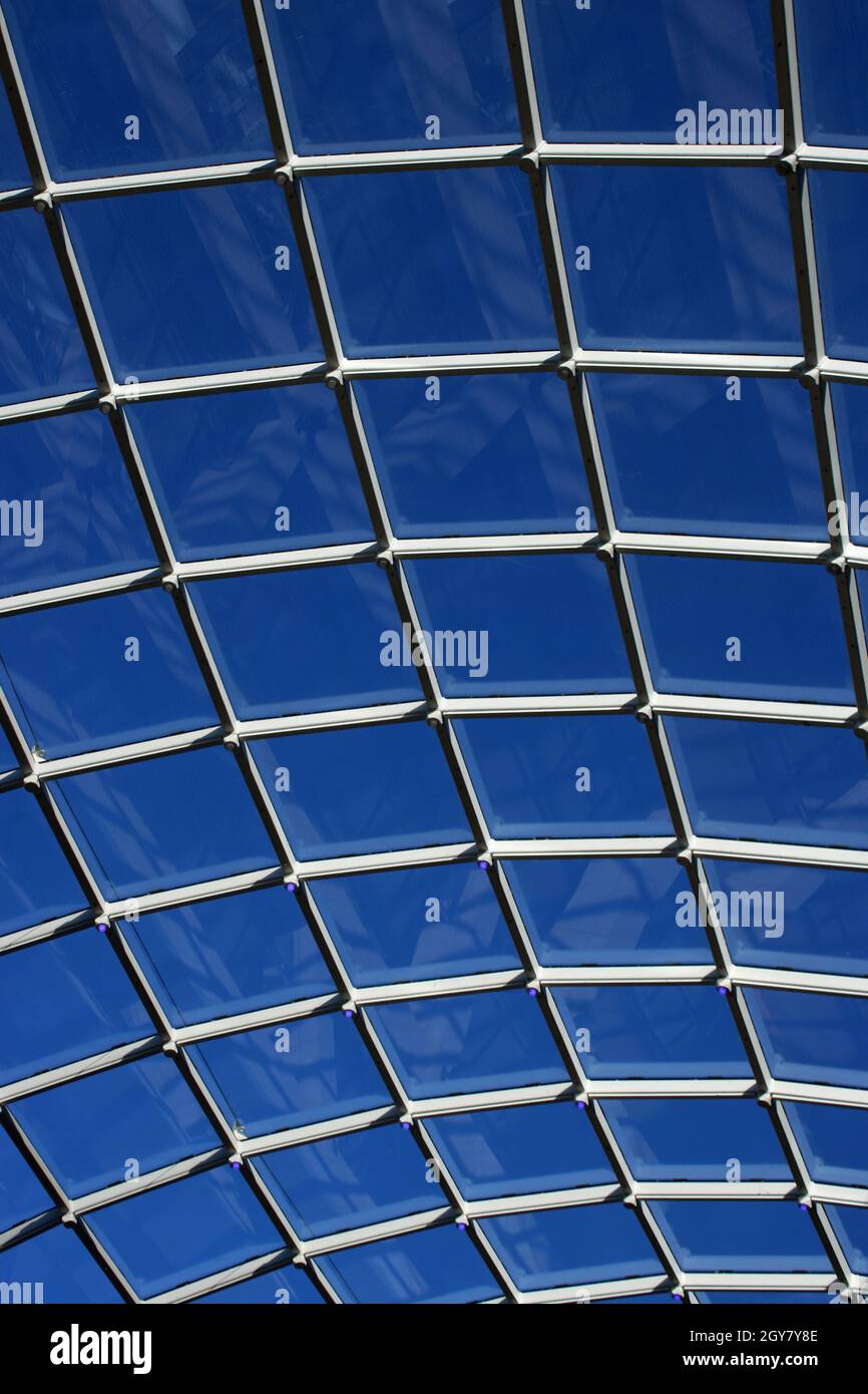 Das Glasdach im Trinity Einkaufszentrum Leeds zeigt Details des Gitterrahmens und des blauen Himmels draußen. Stockfoto