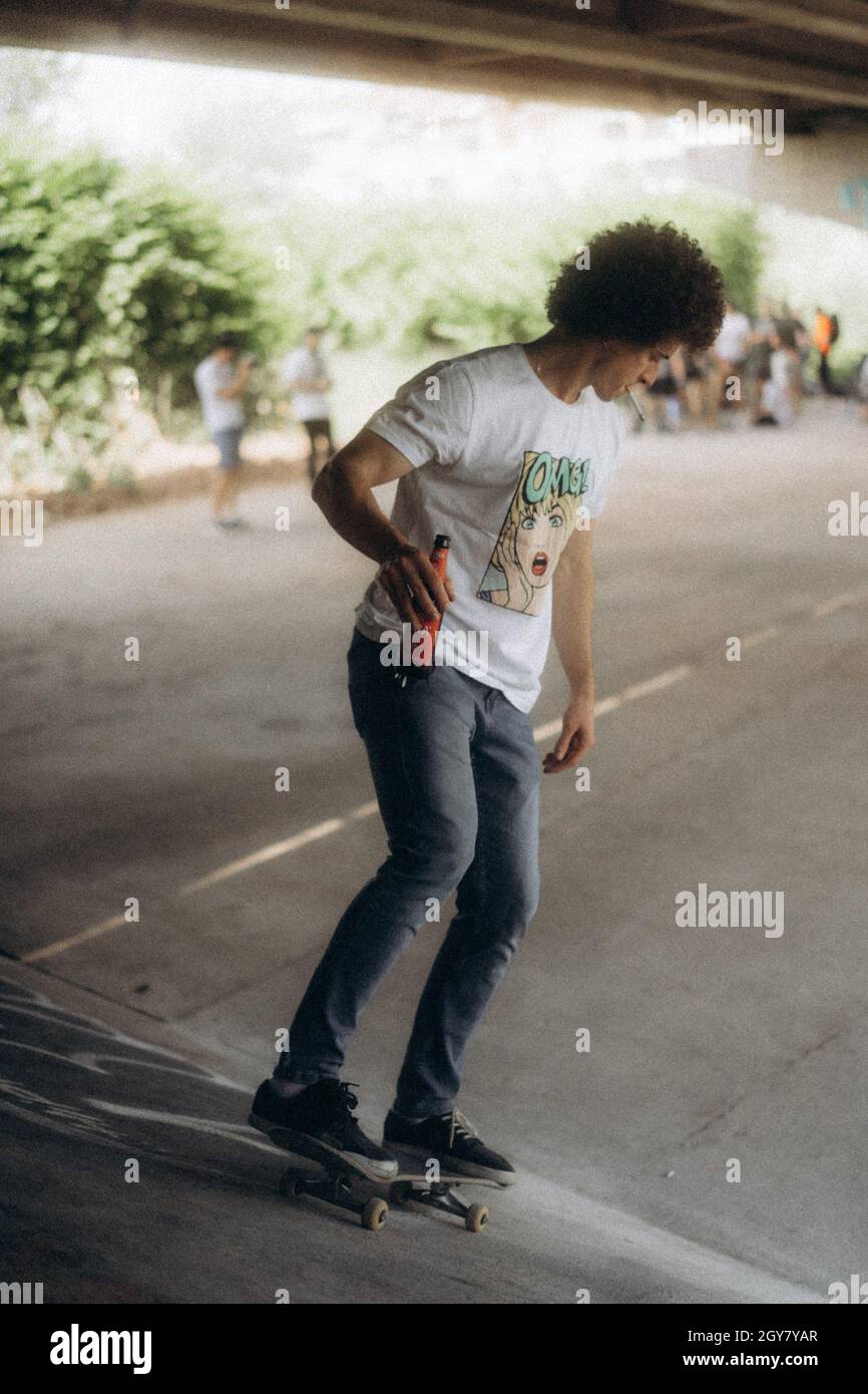 SARAJEVO, BOSNIEN UND HERZEGOWINA - 20. Jun 2021: Ein Teenager fährt im Skatepark unter der Brücke in Sarajevo, Bosnien und Herzegowina, Skateboarden Stockfoto