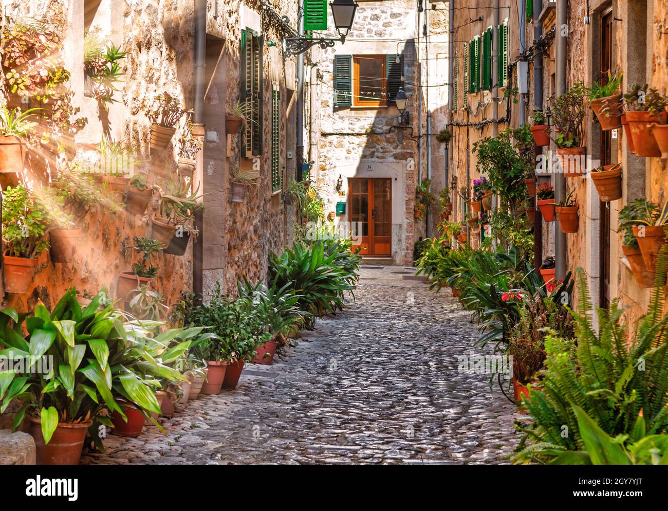 Valldemossa plant Straße Gasse mit Sonne Flare im Sommer Stockfoto