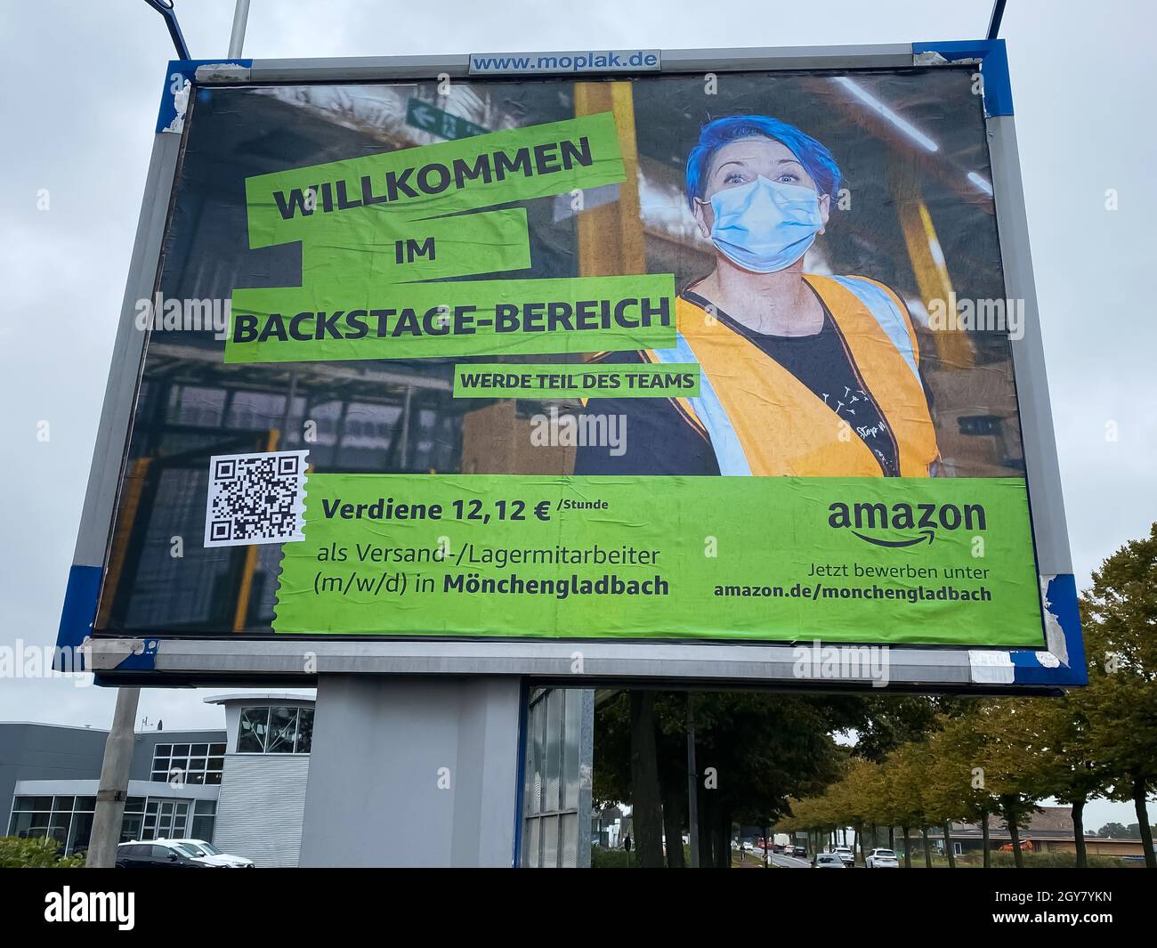 Viersen, Deutschland - Juni 9. 2021: Ansicht auf Plakatwand mit Stellenangebot für Lager- oder Versandarbeiter im deutschen amazon-Lager Stockfoto