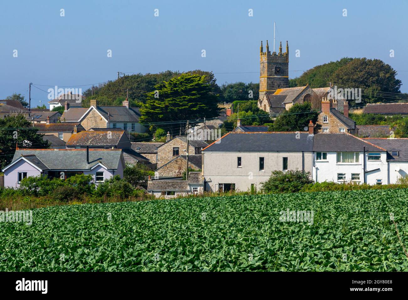 Blick in Richtung Perranuthnoe ein Dorf in der Nähe von St. Michael's Mount auf dem South West Coast Path in Cornwall England Stockfoto