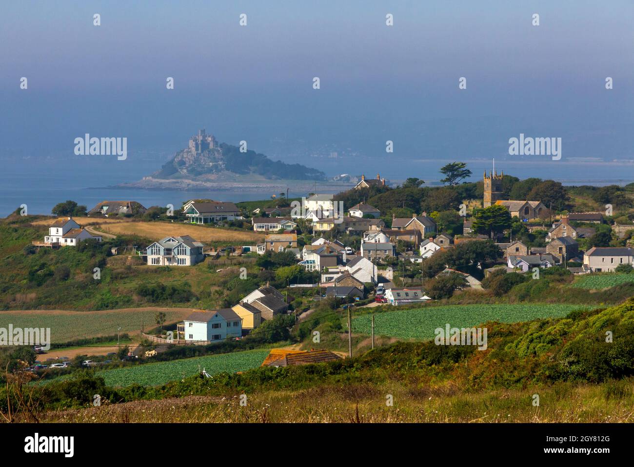 Blick in Richtung Perranuthnoe ein Dorf in der Nähe von St. Michael's Mount auf dem South West Coast Path in Cornwall England Stockfoto