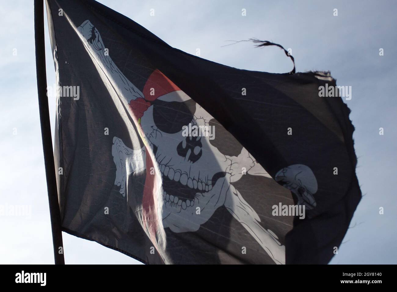 Berlin, Deutschland. Oktober 2021. Eine Piratenfahne winkt im Wind. Quelle: Fernando Gutierrez-Juarez/dpa-Zentralbild/dpa/Alamy Live News Stockfoto