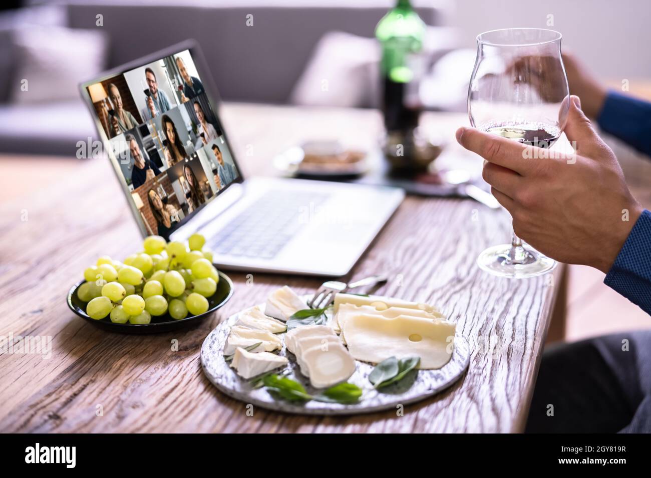 Digitale Weinverkostung Virtuelle Dinner-Veranstaltung Mit Laptop Stockfoto