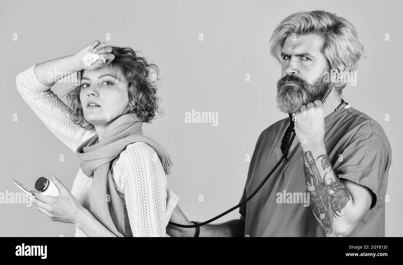 Frau mit laufender Nase bei Krankenschwester Beratung. Arzt verwenden Stethoskop. Coronavirus aus china. Grippe-Epidemie-Infektion. Für Ihre Immunität. Gesundheit und Gesundheit Stockfoto